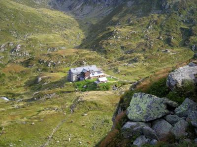 018-Die Franz-Senn-Huette beim Abstieg von der Rinnenspitze